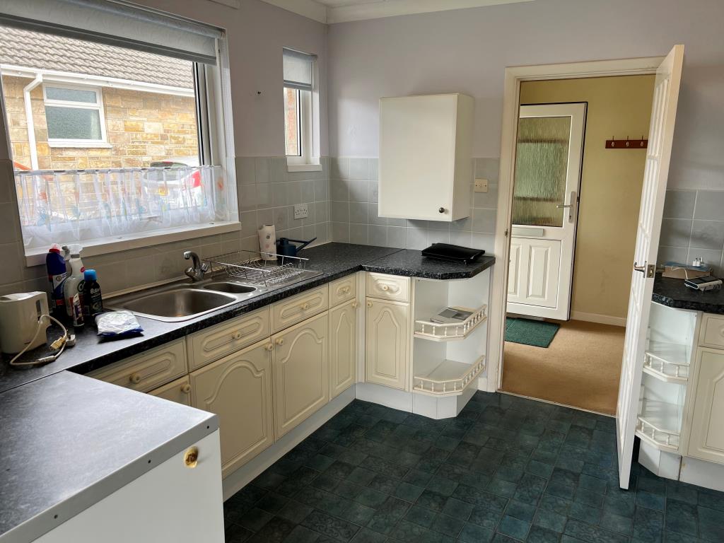 Lot: 6 - DETACHED BUNGALOW FOR IMPROVEMENT AND GARAGE -